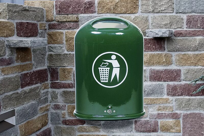 abfallbehaelter-derby__shoKAT0014900 Abfallbehälter DERBY mit Federeinwurfklappe, ohne Ascher, in RAL 6005 moosgrün