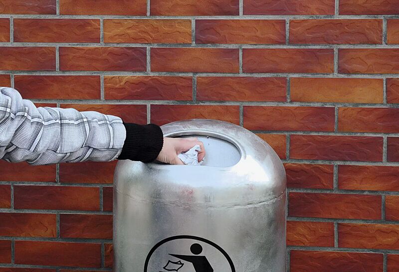 abfallbehaelter-derby__shoKAT0014963 Detail: Federeinwurfklappe z. B. gegen Eindringen von Vögeln