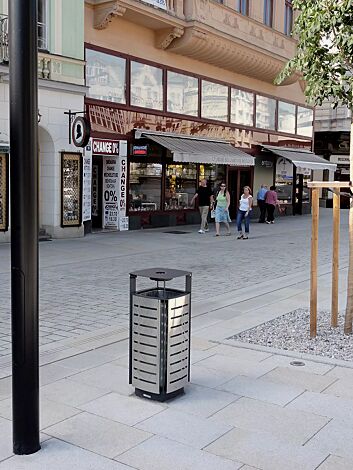 Abfallbehälter DIAGONAL, quadratisch abgerundet, mit Schutzdach und Ascher, Korpus: gestanztes Edelstahlblech, Stahlteile in RAL 7016 anthrazitgrau