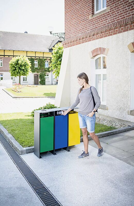 abfallbehaelter-division__shoKAT0058891 Abfallbehälter DIVISION (1 Behälter inkl. Ascher), 60 Liter, lückenlos nebeneinander platziert, Korpus Behälter in RAL 6029 minzgrün, in RAL 5010 enzianblau und in RAL 1021 rapsgelb
