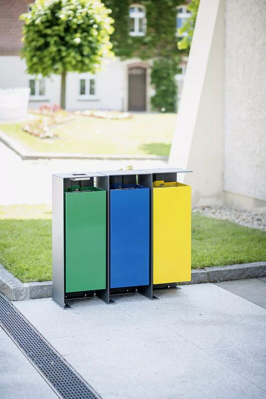 abfallbehaelter-division__shoKAT0058894 Abfallbehälter DIVISION (1 Behälter inkl. Ascher), 60 Liter, lückenlos nebeneinander platziert, Korpus Behälter in RAL 6029 minzgrün, in RAL 5010 enzianblau und in RAL 1021 rapsgelb