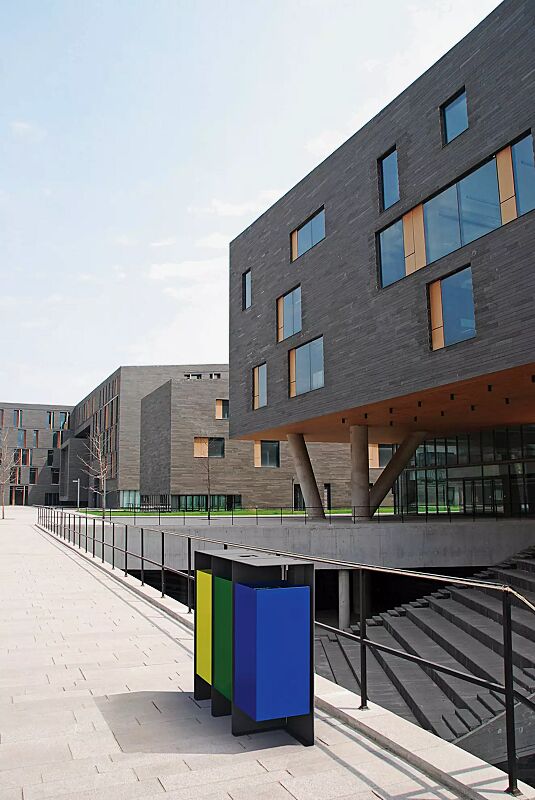 abfallbehaelter-division__shoKAT0058897 Abfallbehälter DIVISION (1 Behälter inkl. Ascher), 60 Liter, lückenlos nebeneinander platziert, Korpus Behälter in RAL 1021 rapsgelb, in RAL 6029 minzgrün und in RAL 5010 enzianblau