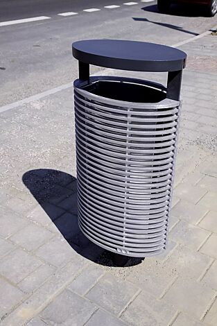 Abfallbehälter ECLIPE, Korpus: Aluminiumguss, mit Schutzdach und zentralem runden Pfosten in RAL 7016 anthrazitgrau