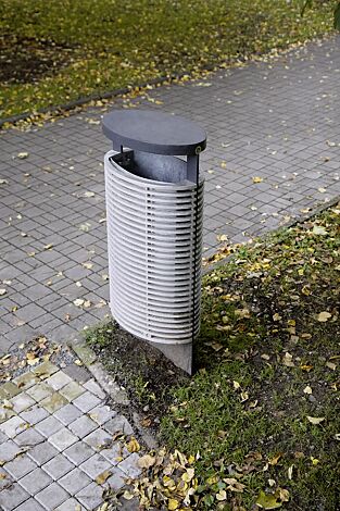 Abfallbehälter ECLIPE, Korpus: Aluminiumguss, mit Schutzdach und durchgehender flacher Fußplatte in RAL 7016 anthrazitgrau