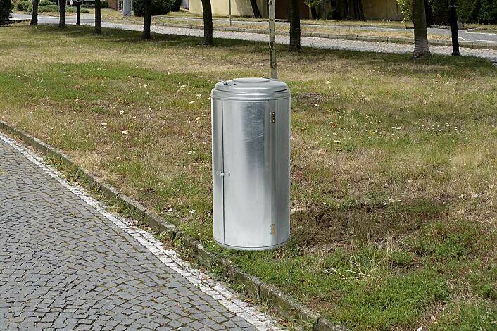 <div id="container" class="container">Abfallbehälter EDMONTON, Doppelflügeltür mit Spannverschluss, feuerverzinkt</div>
