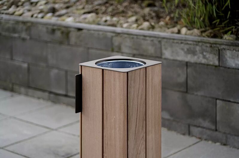 abfallbehaelter-eger__shoKAT0074102 Detail: Einwurföffnung