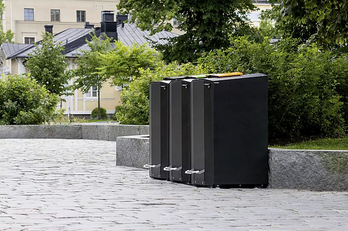 Abfallbehälter EKOCITY, Einwurfklappe in RAL 7021 schwarzgrau, RAL 6018 gelbgrün, RAL 1028 melonengelb, Stahlteile in Finbin Black 1945, ähnl. schwarz metallic, strukturiert