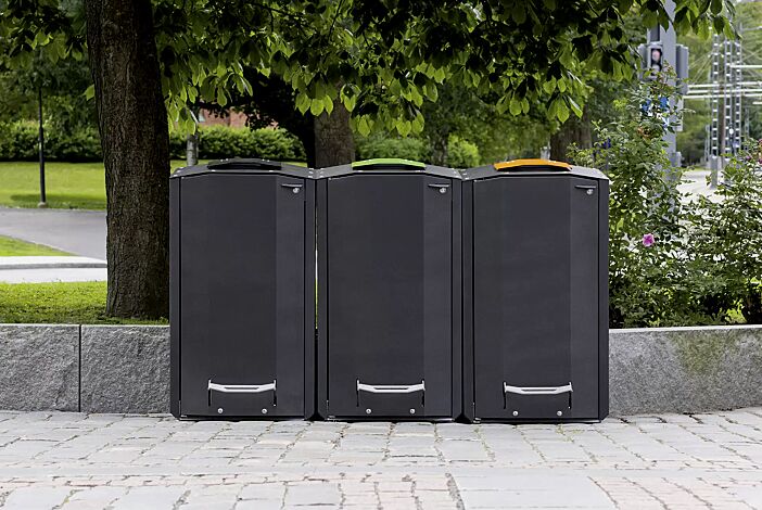 Abfallbehälter EKOCITY, Einwurfklappe in RAL 7021 schwarzgrau, RAL 6018 gelbgrün, RAL 1028 melonengelb, Stahlteile in Finbin Black 1945, ähnl. schwarz metallic, strukturiert