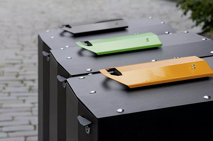 Detail: Einwurfklappen aus Edelstahl, in RAL 7021 schwarzgrau, RAL 6018 gelbgrün, RAL 1028 melonengelb