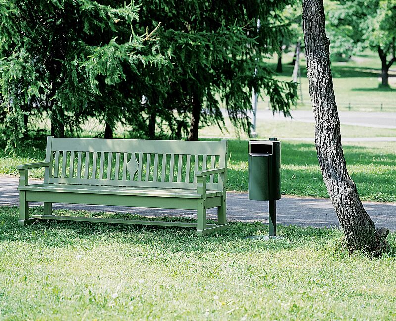 abfallbehaelter-finbin-city__shoKAT0069990 Abfallbehälter FINBIN CITY aus Stahl, 24 Liter, ohne Ascher, Rohrpfosten mit rundem Standfuß zum freien Aufstellen (Zubehör), in RAL 6005 moosgrün