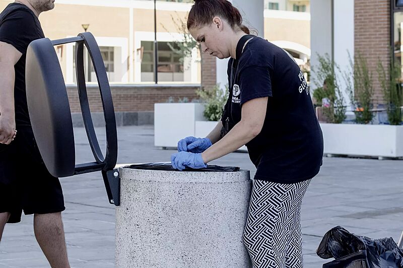 abfallbehaelter-garda---h__shoKAT0071781 Abfallbehälter GARDA - H ohne Ascher, Beton mit transparenter Beschichtung in weiß - 13, Schutzdach in RAL 7021 schwarzgrau