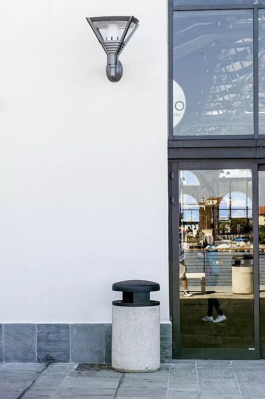 abfallbehaelter-garda---h__shoKAT0071782 Abfallbehälter GARDA - H ohne Ascher, Beton mit transparenter Beschichtung in weiß - 13, Schutzdach in RAL 7021 schwarzgrau