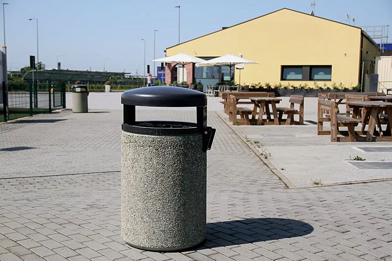 abfallbehaelter-garda---h__shoKAT0072770 Abfallbehälter GARDA - H, Beton mit transparenter Beschichtung in sand - 4/A, Schutzdach in RAL 7021 schwarzgrau