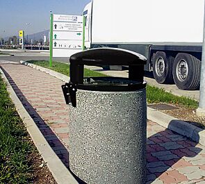 Abfallbehälter GARDA - H, Beton mit transparenter Beschichtung in sand - 4/A, Schutzdach in RAL 7021 schwarzgrau