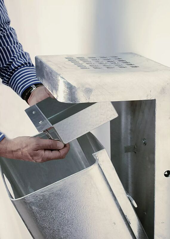 abfallbehaelter-halifax__shoKAT0013063 Detail: Entleerung