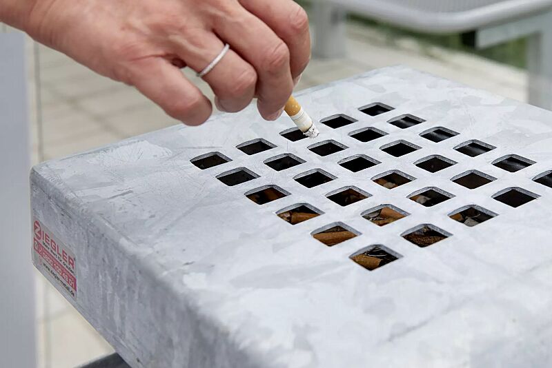 abfallbehaelter-halifax__shoKAT0067552 Abfallbehälter HALIFAX, 29 Liter, mit Ascher, zum Einbetonieren, feuerverzinkt