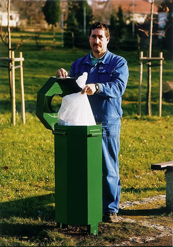 abfallbehaelter-hamburg__shoKAT0001080 Abfallbehälter HAMBURG, aus Stahl- mit Ungeziefer-Bekämpfungs-Einrichtung, in RAL 6024 verkehrsgrün