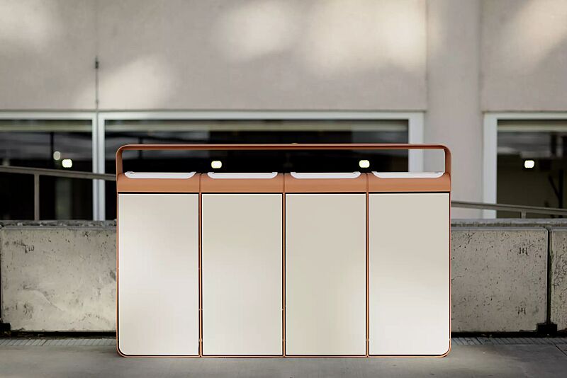 abfallbehaelter-iglau__shoKAT0074269 Abfallbehälter IGLAU, 4 x 45 Liter, ohne Entsorgungskennzeichen sowie Einwurföffnung farbig auf Anfrage, Stahlteile in RAL 2008 hellrotorange und RAL 1013 perlweiß