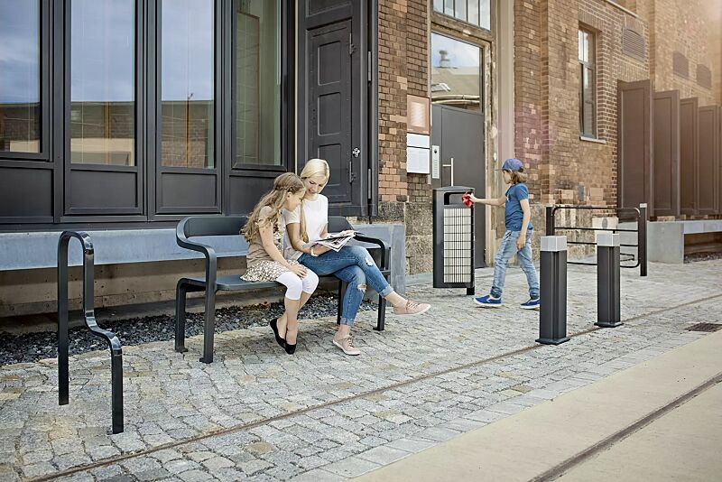 abfallbehaelter-imawa__shoKAT0055516 Kollektion IMAWA bestehend aus Abfallbehälter, Anlehnbügel, Sitzbank, Poller und Geländer