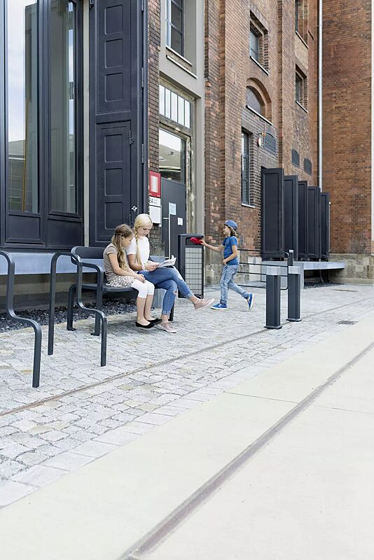 abfallbehaelter-imawa__shoKAT0055520 Kollektion IMAWA bestehend aus Abfallbehälter, Anlehnbügel, Sitzbank, Poller und Geländer