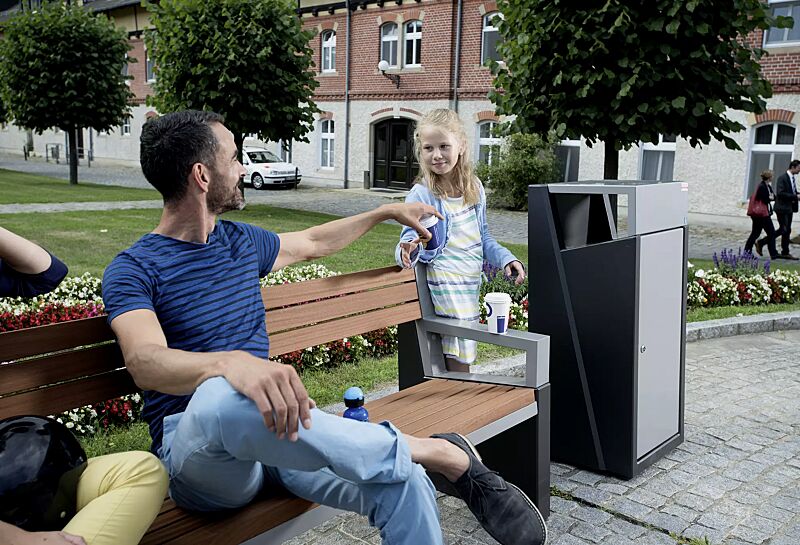 abfallbehaelter-intal-__shoKAT0052308 Abfallbehälter INTAL mit Ascher, Schutzdach und Tür in RAL9007 graualuminium, Beton beschichtet in graphit sowie Sitzbank INTAL mit Rückenlehne