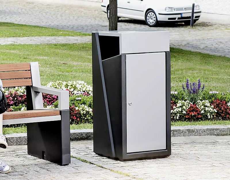Abfallbehälter INTAL mit Ascher, Schutzdach und Tür in RAL 9007 graualuminium, Beton beschichtet in graphit, sowie Sitzbank INTAL