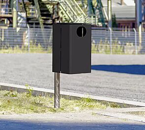 <div id="container" class="container">Abfallbehälter KANATA ohne Ascher, mit Pfostenbefestigung zum Einbetonieren (Zubehör), in RAL 7021 schwarzgrau</div>