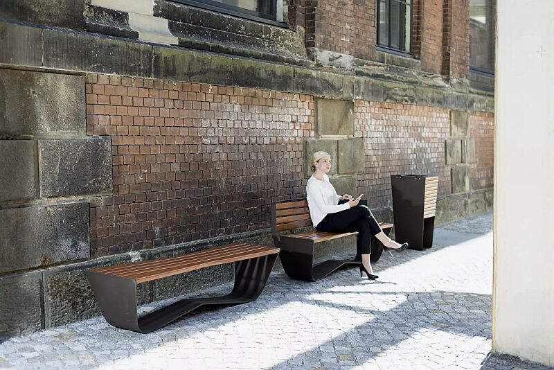 abfallbehaelter-karma__shoKAT0055532 Kollektion KARMA bestehend aus Abfallbehälter und Sitzbank