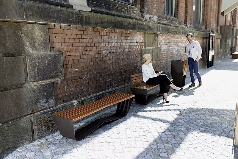 abfallbehaelter-karma__shoKAT0055533 Kollektion KARMA bestehend aus Abfallbehälter und Sitzbank