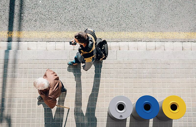 abfallbehaelter-miane__shoKAT0061428 Abfallbehälter MIANE mit und ohne Ascher, Stahlteile in RAL 1021 rapsgelb, RAL 5010 enzianblau, RAL 9006 weißaluminium und RAL 7012 basaltgrau