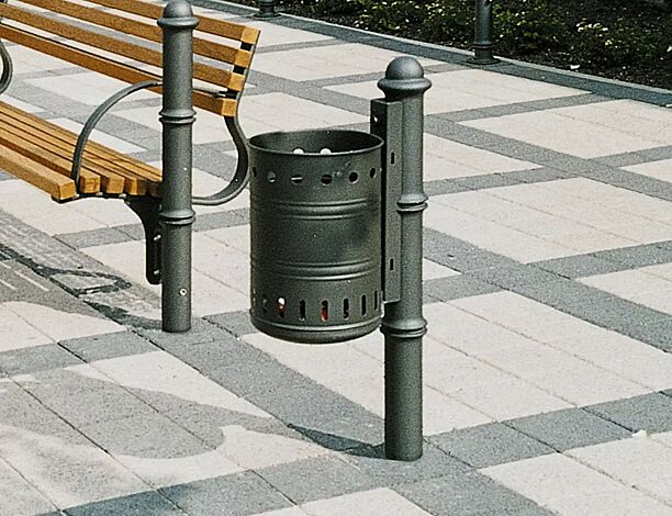 <div id="container" class="container">Abfallbehälter mit Poller FAVORIT 90, in DB 703 eisenglimmer</div>