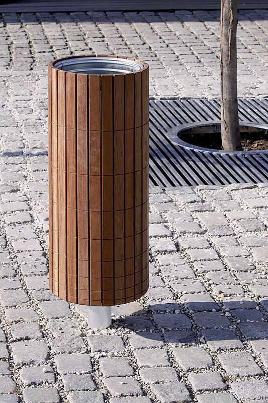 abfallbehaelter-nanuk__shoKAT0022018 Abfallbehälter NANUK, rund, Korpus: Jatobaholzbelattung, Stahlteile in RAL 9006 weißaluminium