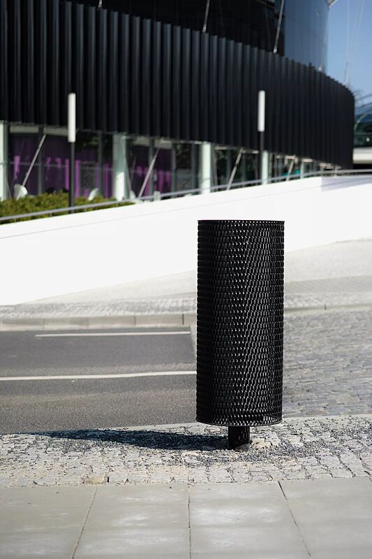 abfallbehaelter-nanuk__shoKAT0050183 Abfallbehälter NANUK, rund, Korpus: Streckmetall, in RAL 9005 tiefschwarz