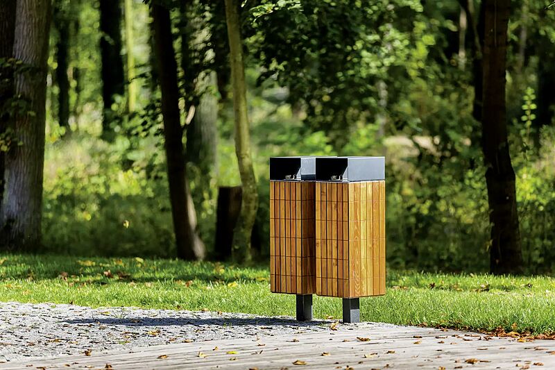 abfallbehaelter-nanuk__shoKAT0056687 Abfallbehälter NANUK, quadratisch, mit Schutzdach, Korpus: Robinienholzbelattung, Stahlteile in DB 703 eisenglimmer