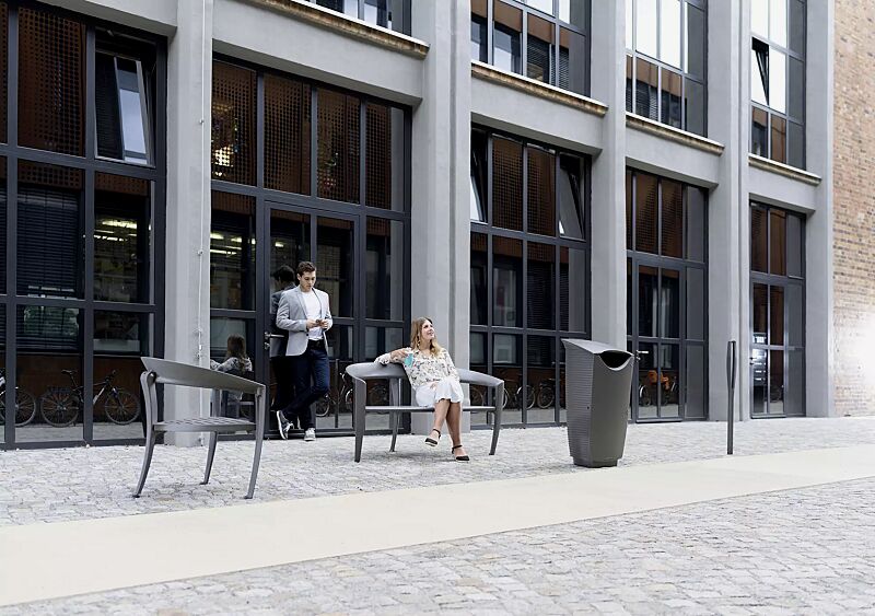 abfallbehaelter-nastra__shoKAT0055551 Kollektion NASTRA bestehend aus Abfallbehälter, Sitzbank, Sitz und Poller