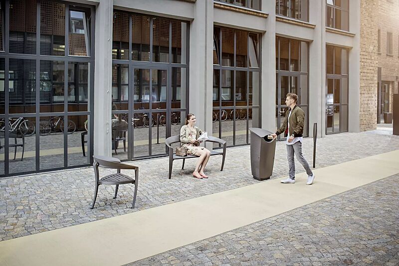 abfallbehaelter-nastra__shoKAT0055552 Kollektion NASTRA bestehend aus Abfallbehälter, Sitzbank, Sitz und Poller