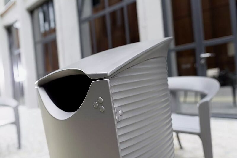 abfallbehaelter-nastra__shoKAT0055555 Detail: Einwurföffnung