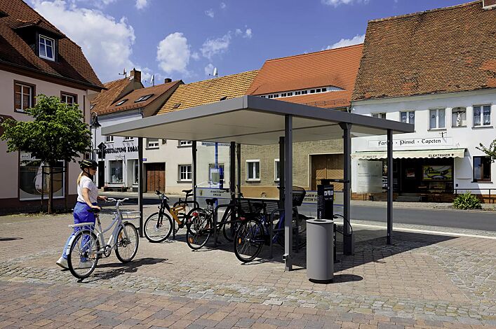 Abfallbehälter NORANDA, mit Ascher, in DB 702 eisenglimmer, sowie Wartehalle LUNA, Anlehnbügel FLORIDA, Servicestation ASSIST