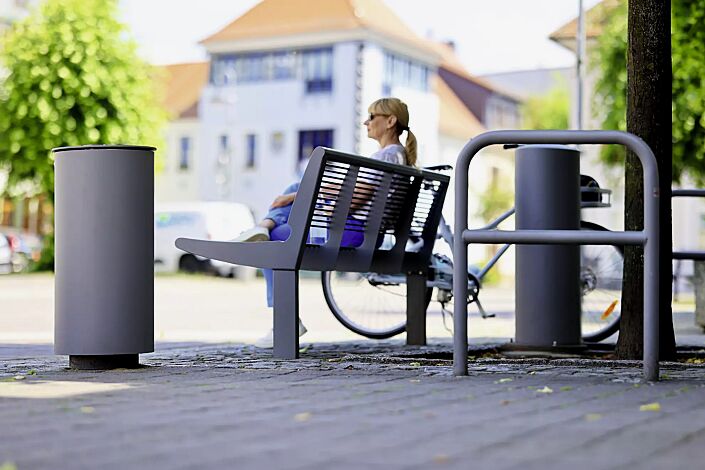 Abfallbehälter NORANDA, mit Ascher, in DB 702 eisenglimmer, sowie Sitzbank CARPI, Anlehnbügel FLORIDA, Energie-Versorgungspoller GETAFE