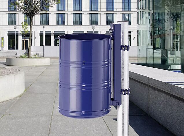 <div id="container" class="container">Abfallbehälter NOSTALGIA, Vollblech, 35 Liter, in RAL 5013 kobaltblau, mit Befestigungsschellen-Set (Mehrpreis) befestigt an feuerverzinktem Pfosten (Zubehör)</div>