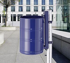 <div id="container" class="container">Abfallbehälter NOSTALGIA, Vollblech, 35 Liter, in RAL 5013 kobaltblau, mit Befestigungsschellen-Set (Mehrpreis) befestigt an feuerverzinktem Pfosten (Zubehör)</div>