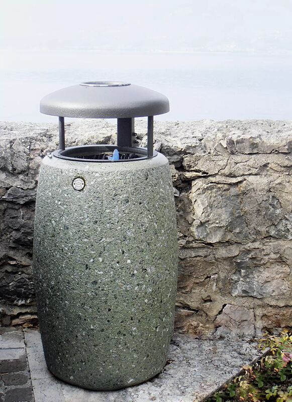 abfallbehaelter-orione__shoKAT0052292 Abfallbehälter ORIONE aus rekonstituiertem Marmor gestockt, mit Stahl-Schutzdach in Sonderfarbe RAL 9007 graualuminium (auf Anfrage) und Ascher, in grün alpi