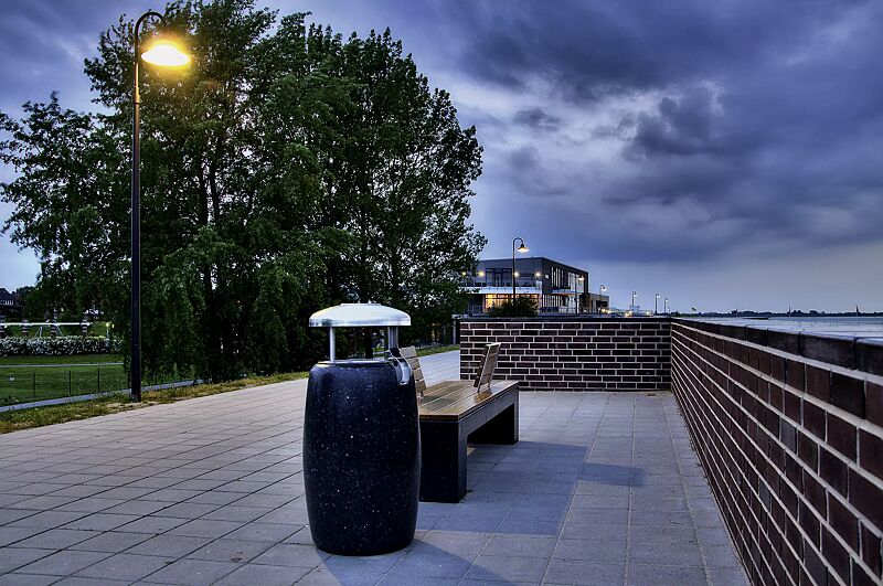 abfallbehaelter-pegaso__shoKAT0042899 Abfallbehälter PEGASO aus rekonstituiertem Marmor geschliffen, in schwarz ebano, mit Edelstahl-Schutzdach und Ascher