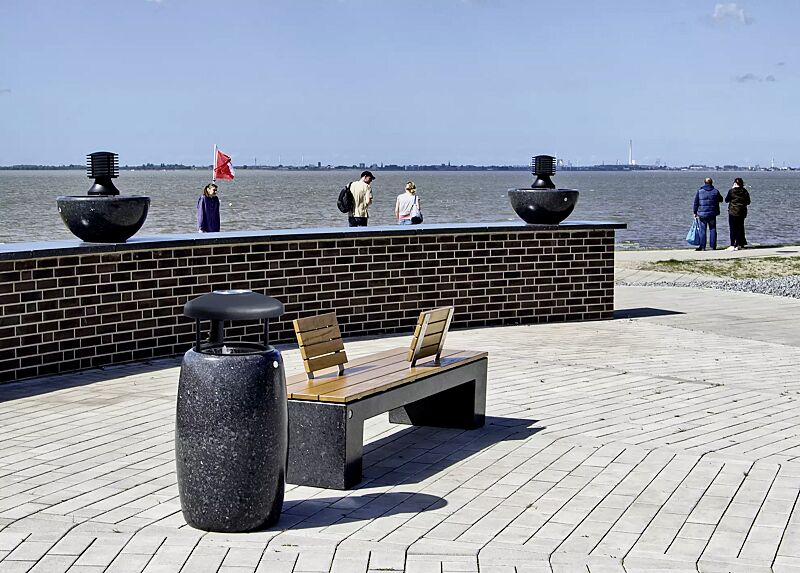 abfallbehaelter-pegaso__shoKAT0053078 Abfallbehälter PEGASO aus rekonstituiertem Marmor geschliffen, in schwarz ebano, mit Stahl-Schutzdach in RAL 7021 schwarzgrau und Ascher