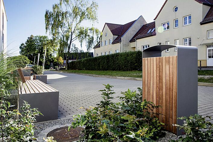 Abfallbehälter PRAX, 120 Liter, Korpus: Jatobaholzbelattung, Stahlteile in RAL 9007 graualuminium, Sitzbank BLOCQ