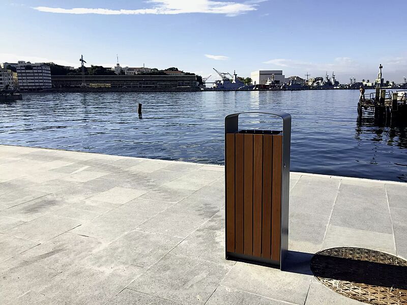 abfallbehaelter-prax__shoKAT0053837 Abfallbehälter PRAX, Korpus: Jatobaholzbelattung, Stahlteile in RAL 7016 anthrazitgrau