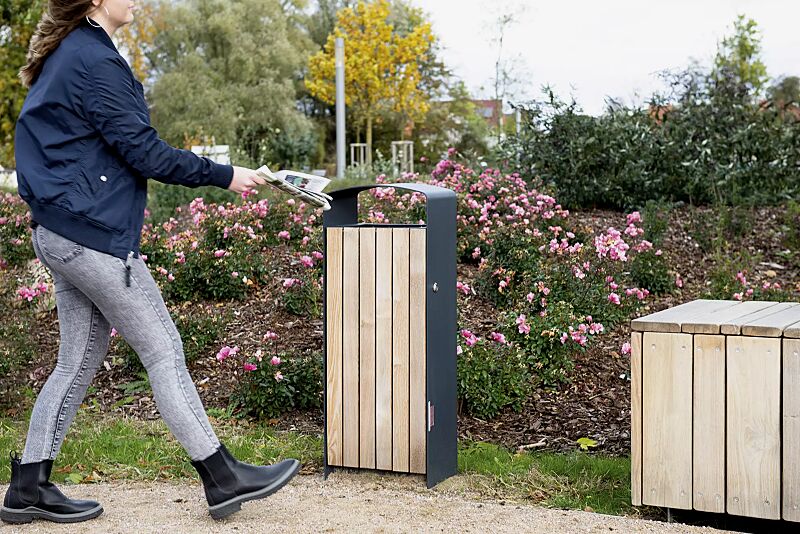 abfallbehaelter-prax__shoKAT0061090 Abfallbehälter PRAX, Korpus: Robinienholzbelattung, Stahlteile in RAL 7016 anthrazitgrau