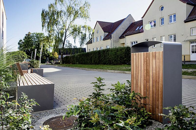 abfallbehaelter-prax__shoKAT0076212 Abfallbehälter PRAX, 120 Liter, Korpus: Jatobaholzbelattung, Stahlteile in RAL 9007 graualuminium, Sitzbank BLOCQ