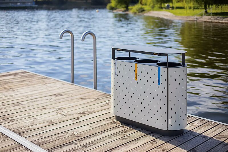 abfallbehaelter-quinbin-trio__shoKAT0066209 Abfallbehälter QUINBIN TRIO mit Schutzdach, Korpus: gestanztes Stahlblech, Stahlteile in RAL 7035 lichtgrau und RAL 7043 verkehrsgrau