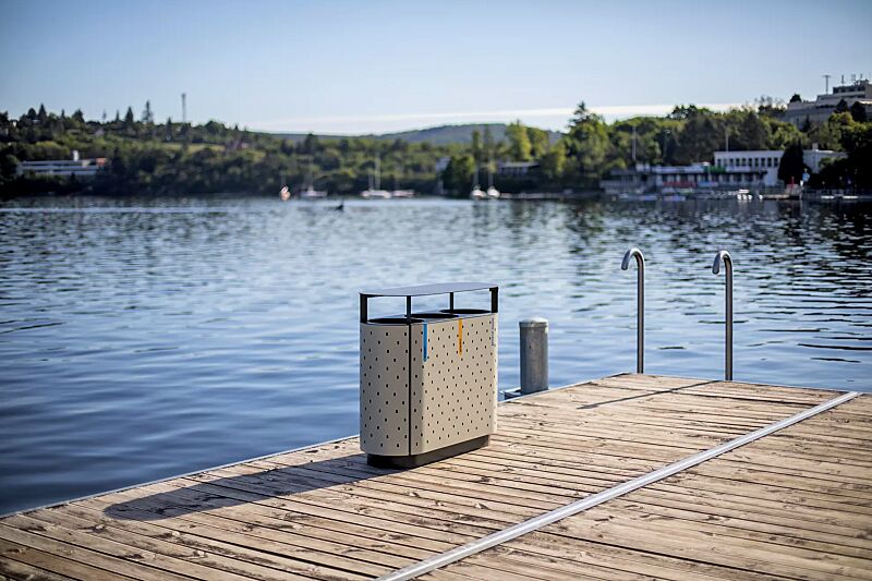 abfallbehaelter-quinbin-trio__shoKAT0066211 Abfallbehälter QUINBIN TRIO mit Schutzdach, Korpus: gestanztes Stahlblech, Stahlteile in RAL 7035 lichtgrau und RAL 7043 verkehrsgrau